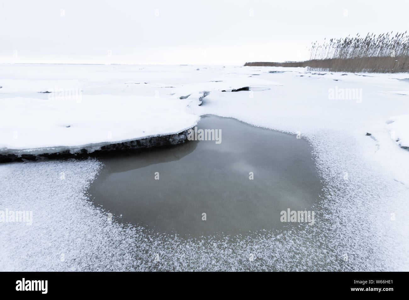 Küstenlandschaft mit schmelzenden Eis auf der Ostsee Küste im Winter, natürliche Hintergrund Foto Stockfoto