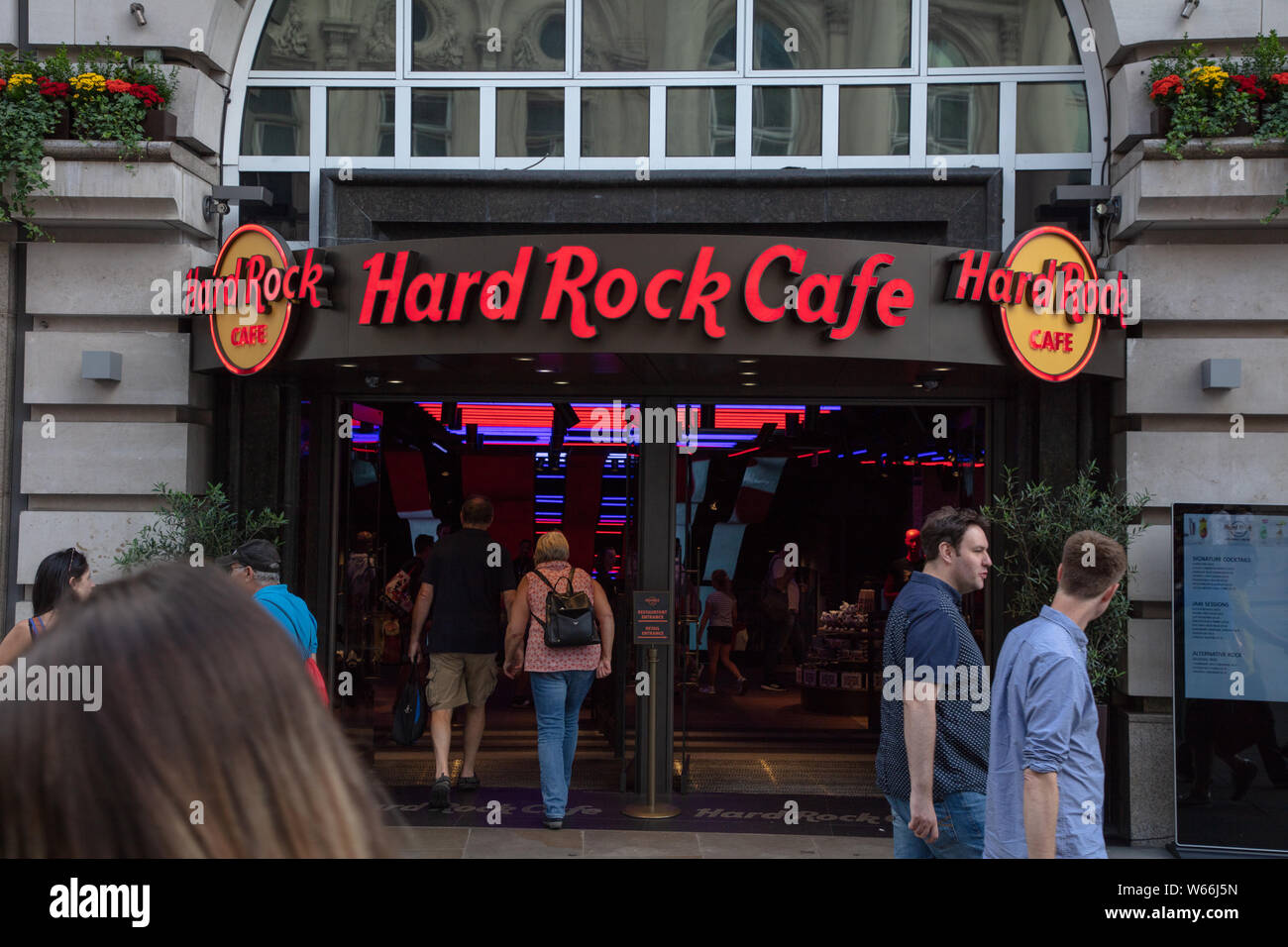 Ältere Paare Touristen geben Sie das Hard Rock Café in Piccadilly Circus,  London an einem Morgen im Juli Stockfotografie - Alamy