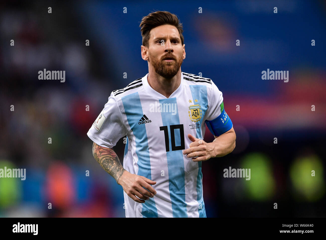 Lionel Messi von Argentinien joggt in ihrer Gruppe D Match gegen Kroatien während der FIFA WM 2018 in Nischni Nowgorod, Russland, 21. Juni 2018. Lione Stockfoto