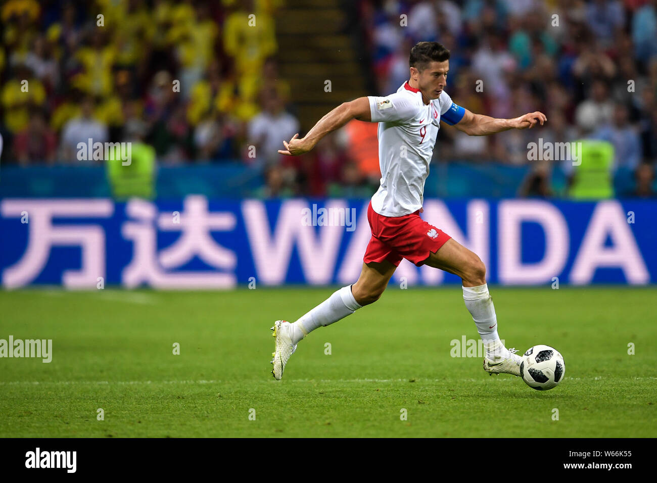 Robert Lewandowski von Polen dribbelt gegen Kolumbien mit einer Werbetafel für chinesischen Mischkonzern Dalian Wanda Gruppe im Hintergrund in thei Stockfoto