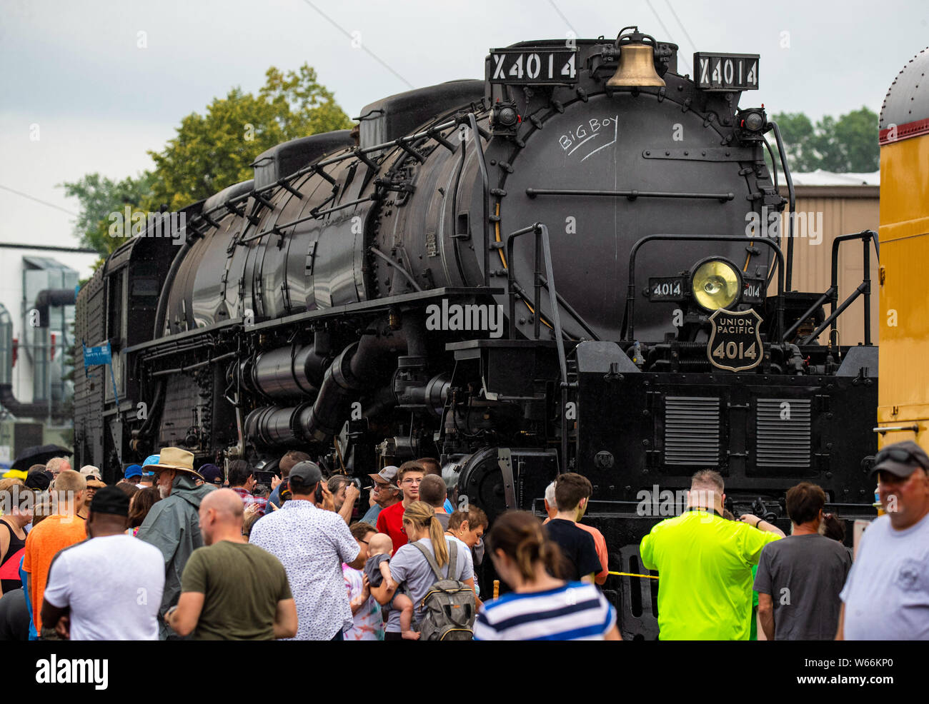 (190731) - CHICAGO, 31. Juli 2019 (Xinhua) - Enthusiasten sammeln am historischen Big Boy Nr. 4014 Dampflok in West Chicago, Illinois, USA, am 29. Juli 2019. Die Big Boy Nr. 4014 Dampflok verbrachte drei Tage in Chicago während einer Tour der 150. Jahrestag der Fertigstellung der transkontinentalen Eisenbahn zu gedenken. (Foto von Joel Lerner/Xinhua) Stockfoto