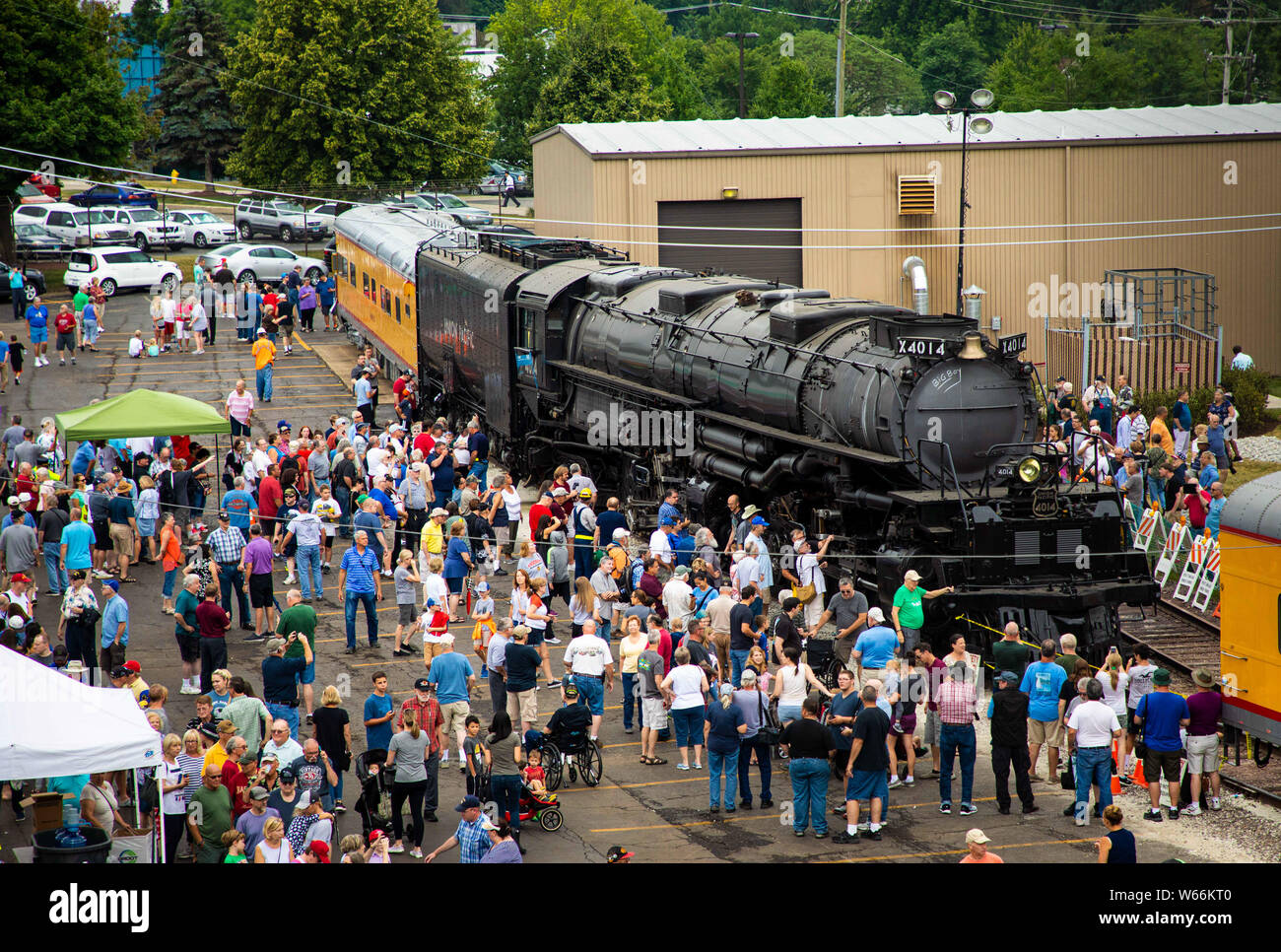 (190731) - CHICAGO, 31. Juli 2019 (Xinhua) - Enthusiasten sammeln in der Nähe der historischen Big Boy Nr. 4014 Dampflok in West Chicago, Illinois, USA, am 29. Juli 2019. Die Big Boy Nr. 4014 Dampflok verbrachte drei Tage in Chicago während einer Tour der 150. Jahrestag der Fertigstellung der transkontinentalen Eisenbahn zu gedenken. (Foto von Joel Lerner/Xinhua) Stockfoto