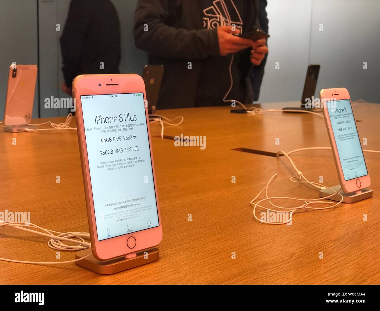 ---- Apple iPhone 8 und iPhone 8 Plus Smartphones sind auf dem Display im Apple Store in Shanghai, China, 6. März 2018. Smartphone Sendungen in Ch Stockfoto