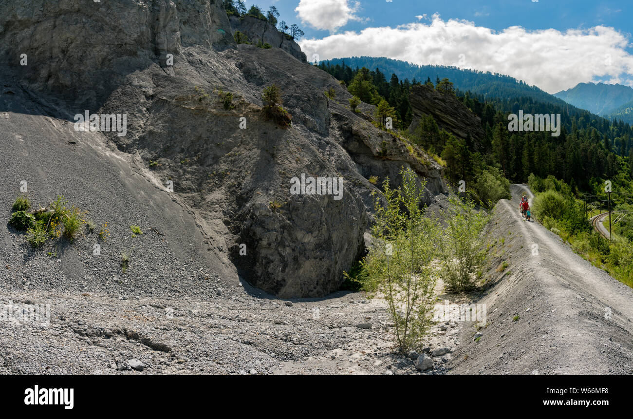 Versam, GR/Schweiz - 30. Juli 2019: Wanderer am Ufer des Rheins in der ruinaulta Schlucht in den Schweizer Alpen Stockfoto