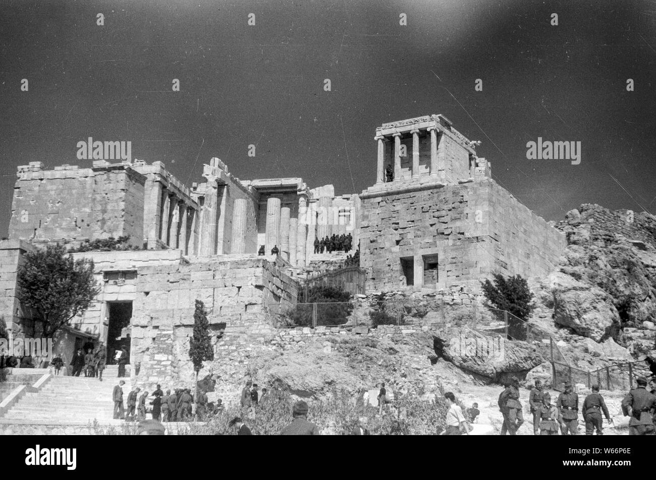 Der Luftwaffe Soldaten auf Sightseeing Tour auf der berühmten Akropolis Tempel der Athena in punkto Griechenland Besetzung 1941 durch die deutsche Wehrmacht Stockfoto