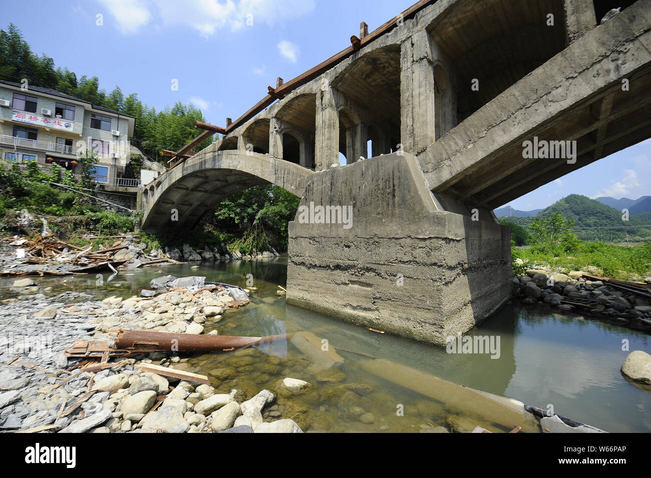Blick auf die Unfallstelle nach der Brücke eingestürzt, acht die Tötung und Verletzung drei, verursacht durch schwere Unwetter in Hecun Dorf, Tonglu County, Hangzh Stockfoto