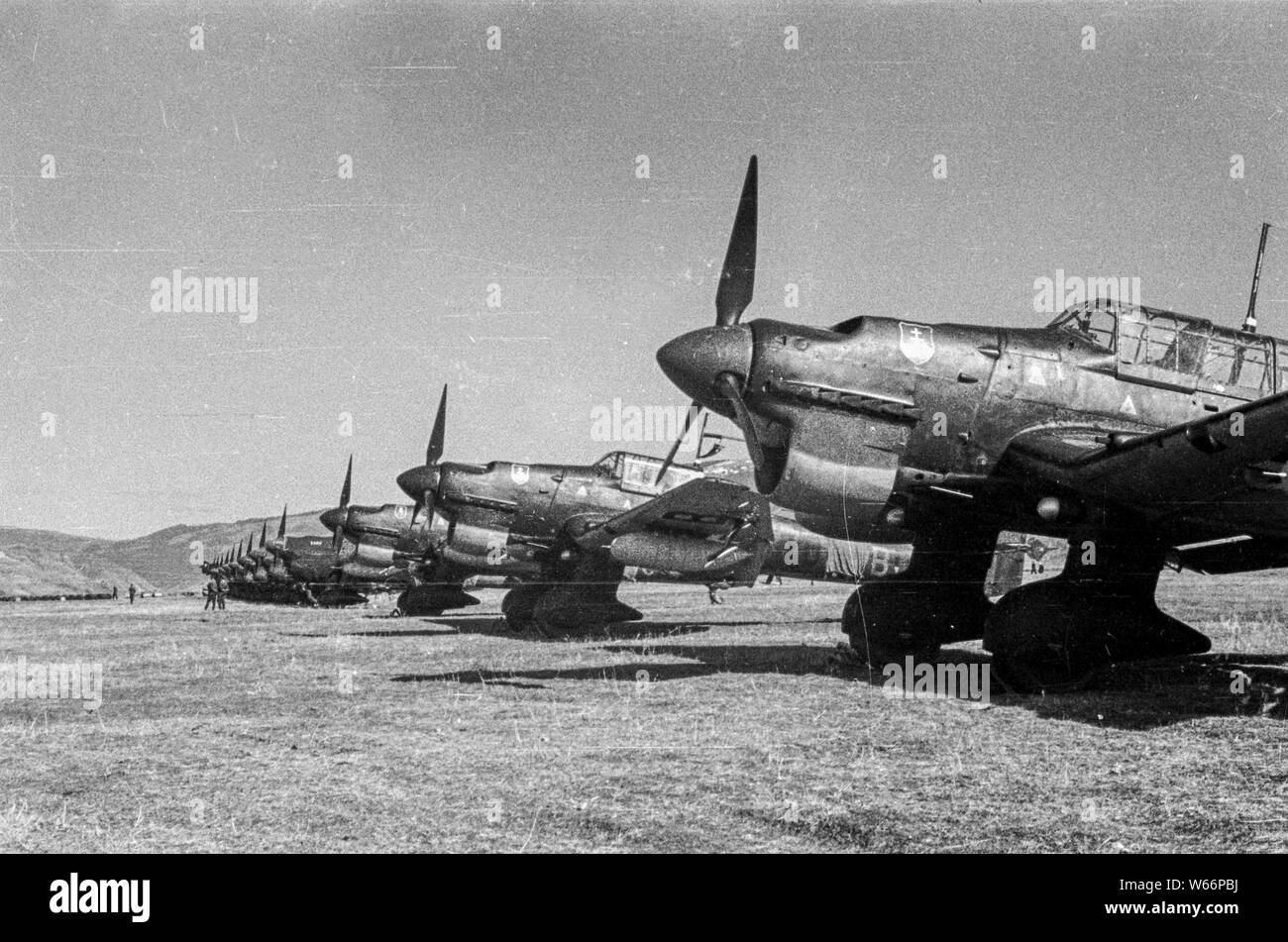 Luftwaffe Bomber Typ JU 87 Stuka, aufgereiht auf einem Flugplatz in Kalinowka, Bulgarien 1942 während des Zweiten Weltkrieges 2. Stockfoto