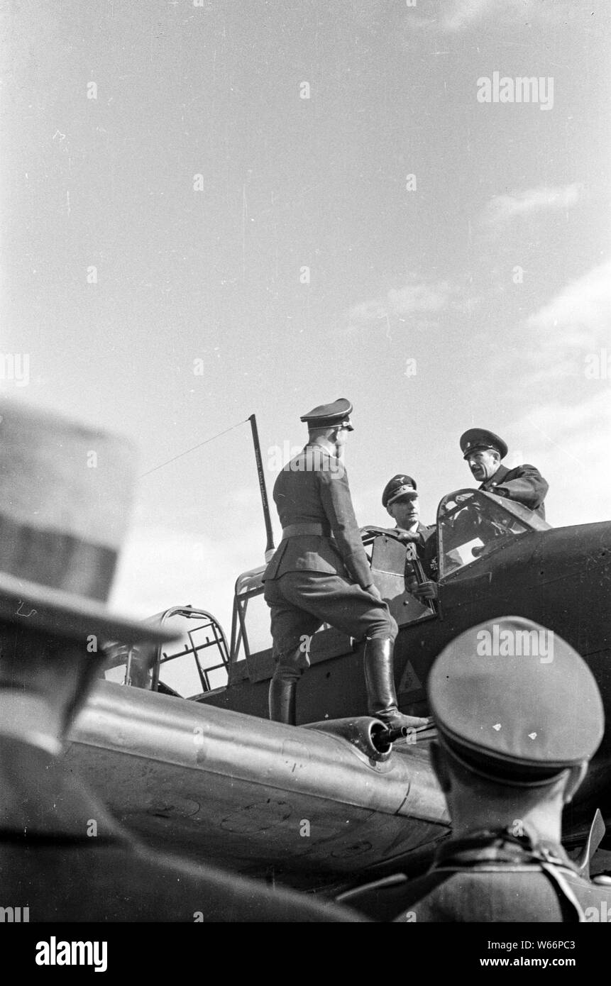 König Boris III. von Bulgarien, Deutsche Luftwaffe Geschwader mit JU 87 qnd Ju 88 Bomber, 03-19-1941 Auf deutschen Airbase in Krajnici, Bulgarien Stockfoto