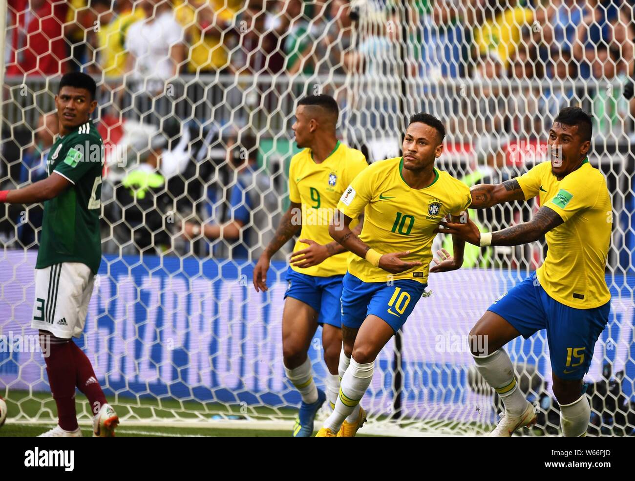 Neymar von Brasilien, Mitte, feiert mit seinen Mannschaftskameraden, nachdem er ein Ziel gegen Mexiko in die Runde der 16 Gleichen während der FIFA WM 2018 Stockfoto