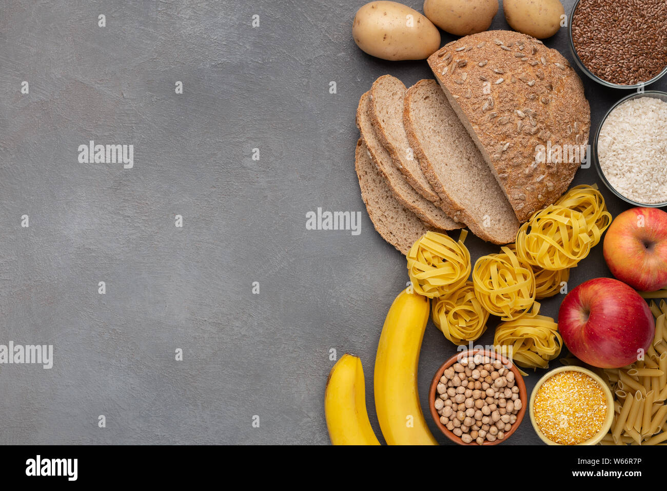Essen hoch in gesunde Kohlenhydrate auf konkreten Hintergrund Stockfoto
