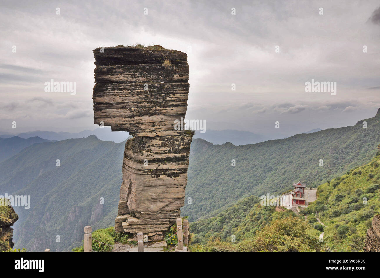 Landschaft des Pilzes Stein auf den Berg in Fanjing Jiangkou County, Tongren Stadt, Provinz Guizhou im Südwesten Chinas, 11. September 2012. Lüfter Stockfoto