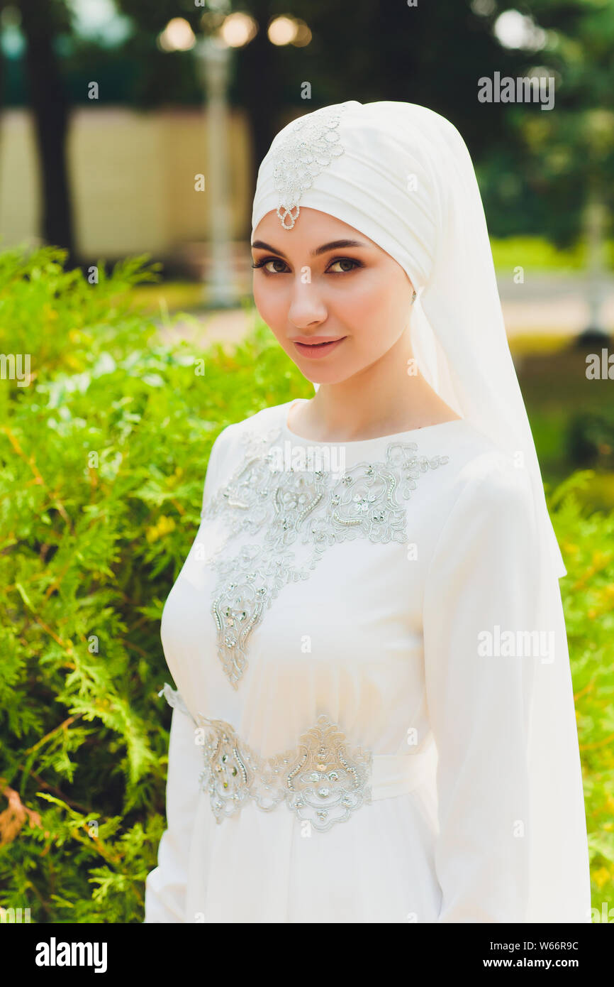 Schöne Orientalische Arabische Mädchen, die gerne Zeit in der Natur. Stockfoto