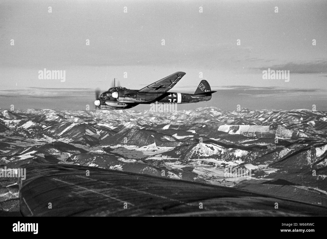 Luftwaffe Bomber Typ JU 88, fliegt über den Bergen in der Nähe von Kalinowka, Bulgarien 1942 während des Zweiten Weltkrieges 2. Stockfoto