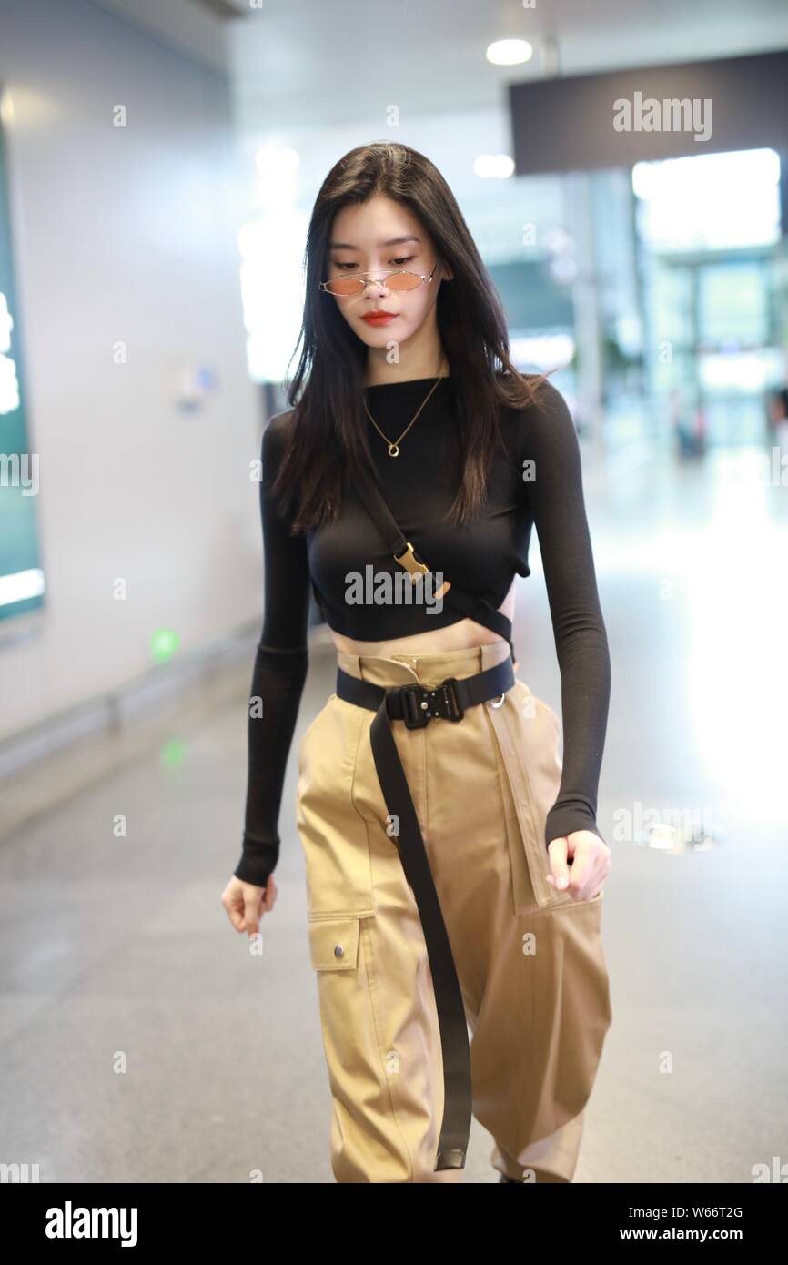 Chinesische Modell Xi Mengyao, besser als Ming Xi bekannt ist, dargestellt an einem Flughafen in Shanghai, China, 1. Juli 2018. Stockfoto