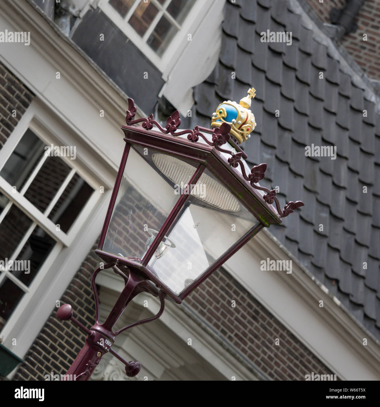 AMSTERDAM, NIEDERLANDE - 01. MAI 2018: Prunkvolle Straßenlampe im Stadtzentrum Stockfoto
