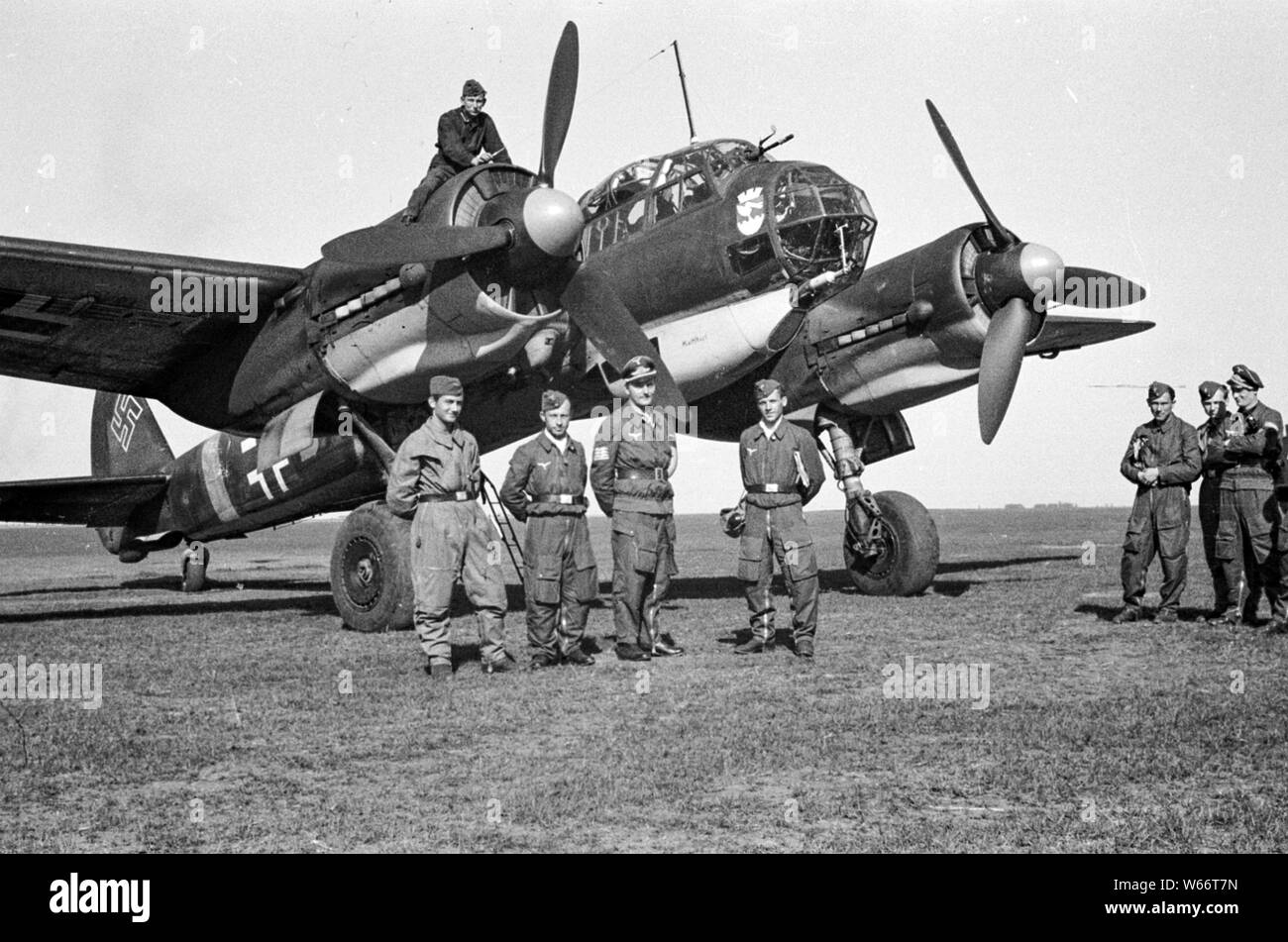 Luftwaffe Mannschaft vor einer JU 88 Bomber 1942 während des WK 2 1942 in Russland Stockfoto