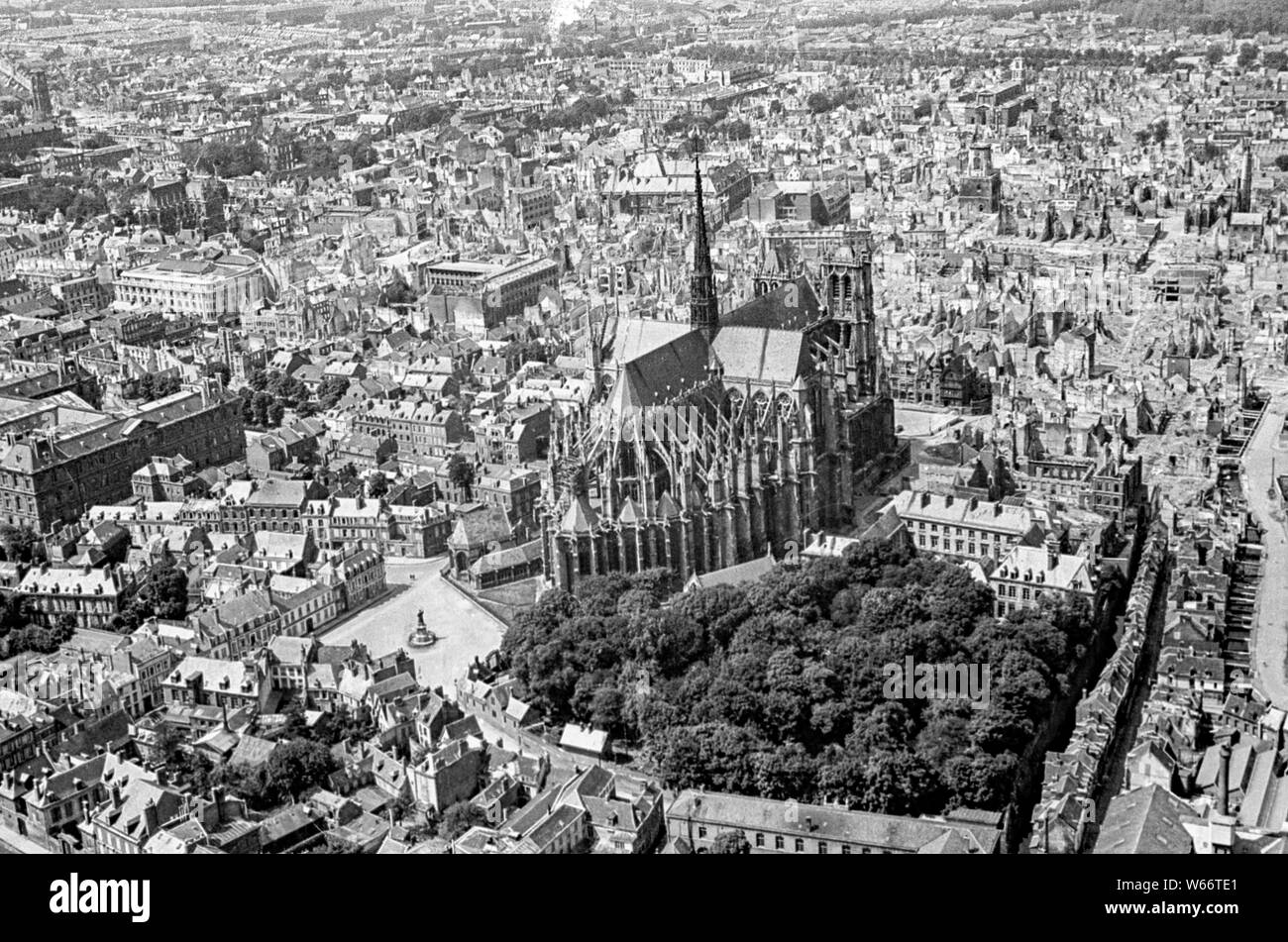 Stadt und Kathedrale von Amiens bombardiert, Phot mit der Deutschen Luftwaffe überwachung Flugzeug während der deutschen Besetzung Frankreichs im Jahr 1942 Stockfoto