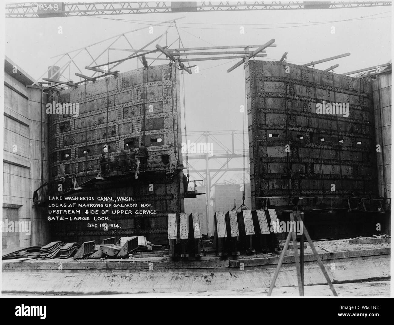 Lake Washington Ship Canal, US-Regierung sperrt, Seattle, Washington. Schlösser an Verengt sich der Salmon Bay, stromaufwärts an der Seite des oberen service Gate auf die große Schleuse.; Umfang und Inhalt: Die US-Armee Korps der Ingenieure ausgiebig fotografiert Viele der zivilen Arbeiten Projekt- und Fluss und den Hafen Verbesserung, die Sie mit beteiligt waren. Der Lake Washington Ship Canal und die Hiram Chittenden Schlösser gebaut Passage zwischen frischem Wasser den Union See und Salz wasser Puget Sound zu ermöglichen. Stockfoto