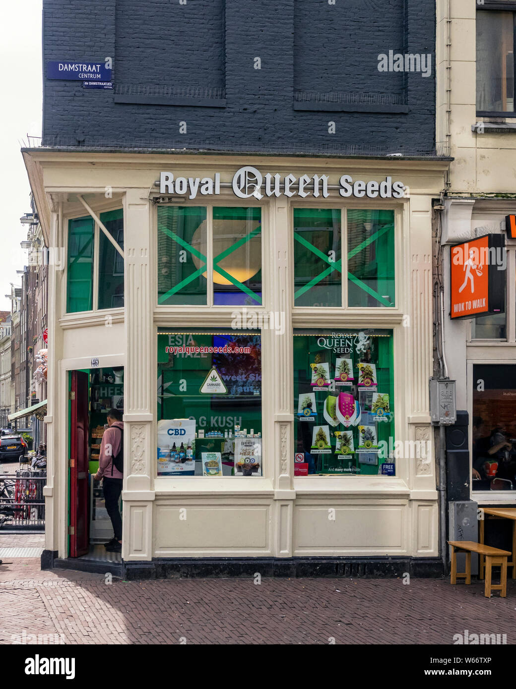 AMSTERDAM, NIEDERLANDE - 01. MAI 2018: Royal Queen Seed Shop, der Cannabissamen auf Damstraat verkauft Stockfoto