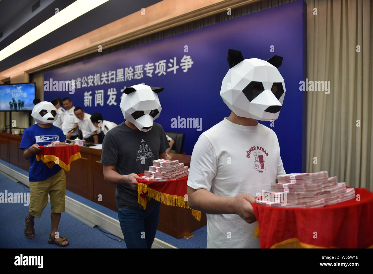 Drei Männer mit Panda Masken erhalten Sie Cash Prämien für die Meldung etwaiger Gangster und "bösen Kräften" bei der Polizei an der Abteilung des öffentlichen Secu Stockfoto