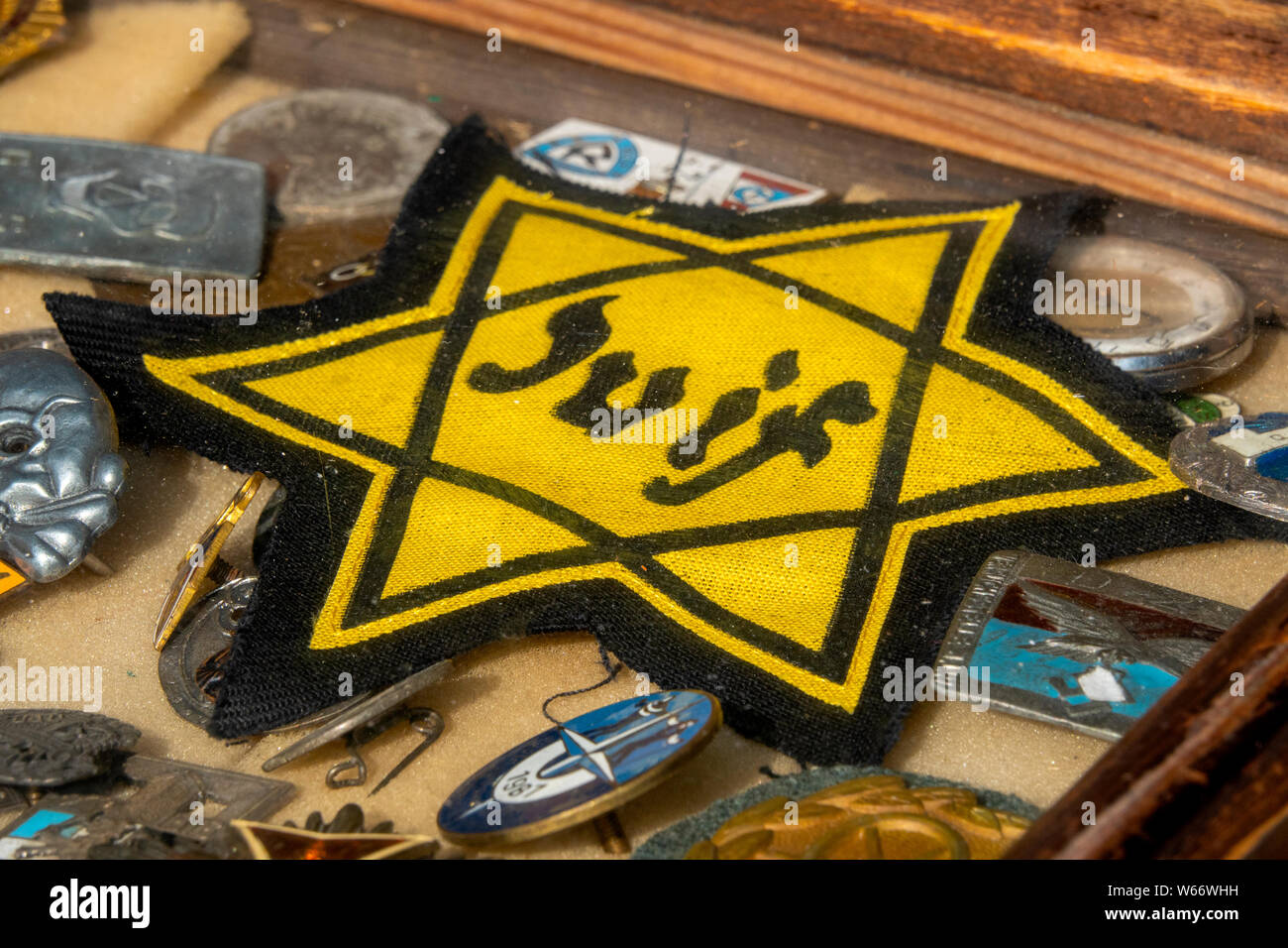 Jüdische Abzeichen auf Verkauf in einem Markt, in Kazimierz in Krakau, Polen Stockfoto