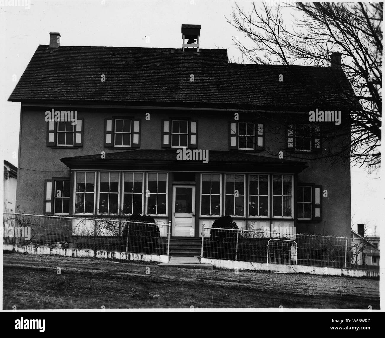 Lancaster County, Pennsylvania. Sun Portale wie die über dieses Church-Amish Haus gezeigt werden. . .; Umfang und Inhalt: Die Bildunterschrift lautet wie folgt: Lancaster County, Pennsylvania. Sun Portale wie die über dieses Church-Amish Haus angezeigt werden weltlichen durch die AMISCHE Old-Order betrachtet. Beachten Sie die zahlreichen Blumen, die in den Fenstern. Stockfoto