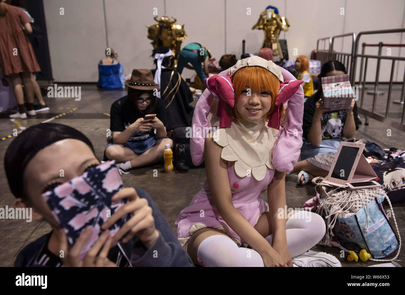 Juli 28, 2019, Hongkong, China: Cosplayer erhältst angekleidet und Make-up Während der Ani-com und E-Sport und Musik Festival in Hongkong. (Bild: © Budrul Chukrut/SOPA Bilder über ZUMA Draht) Stockfoto