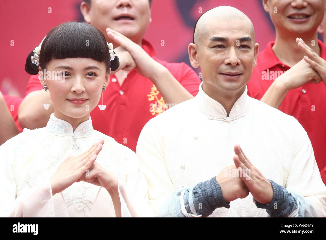 Chinesische Schauspieler und martial Künstler Vincent Zhao Wenzhuo, rechts, nimmt an der Eröffnungsfeier für die Dreharbeiten zu seinem neuen Online-TV-Drama "Fearless" in sein Stockfoto