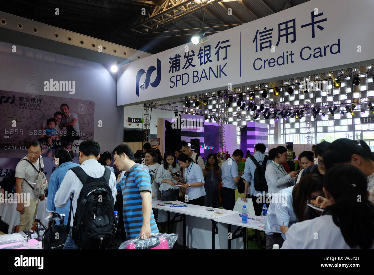 ---- Leute besuchen Sie den Stand von Shanghai Pudong Development Bank (SPD) während einer Ausstellung in Shanghai, China, 10. Juni 2018. Shanghai Pudong Stockfoto