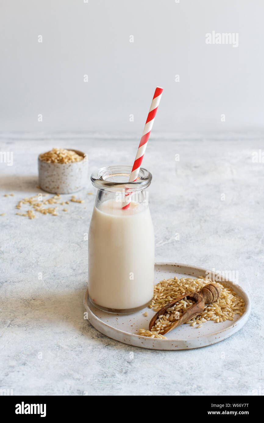Vegan Reis Milch, Milchprodukte alternative Milch in der Flasche ganz nah Stockfoto