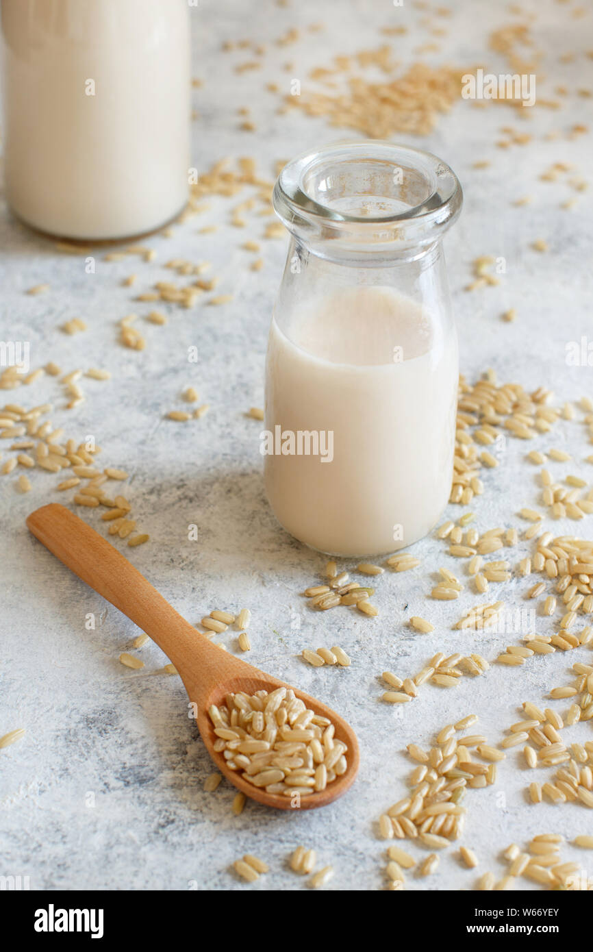 Vegan Reis Milch, Milchprodukte alternative Milch in der Flasche ganz nah Stockfoto