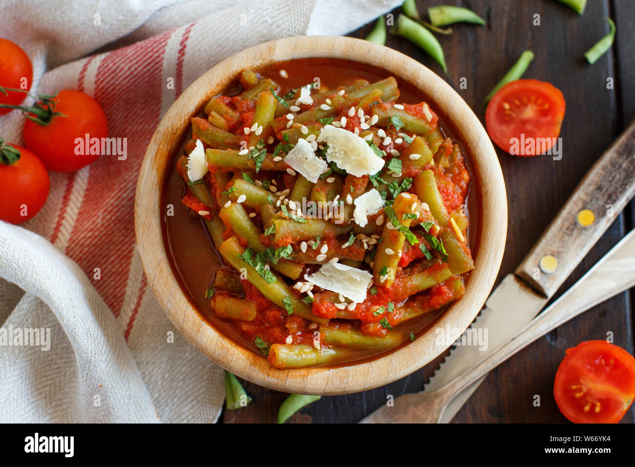Bohnen mit Tomaten Eintopf Draufsicht auf einen dunklen Tisch Stockfoto