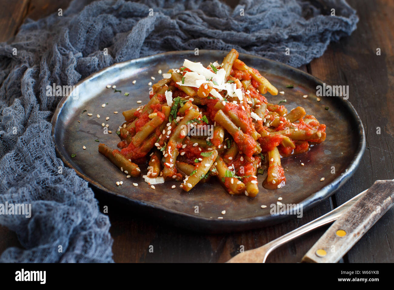 Bohnen mit Tomaten Eintopf in der Nähe auf einem dunklen Tabelle Stockfoto