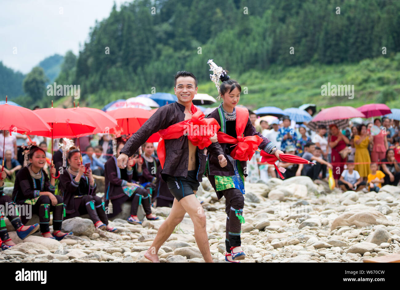 Leute von Zhuang, die ethnischen Minderheiten angehören, feiern die Tiaoshui Festival (Wasser springen Festival) in Congjiang County, qiandongnan Miao und Dong autonomen Pr Stockfoto