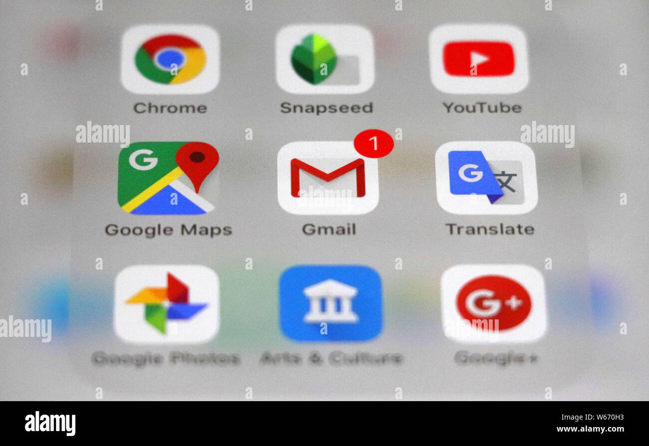 ---- Handy Benutzer schaut sich die Symbole der mobile Apps des Alphabets Inc. Google auf seinem Smartphone in Peking, China, 16. Januar 2018. Alp Stockfoto