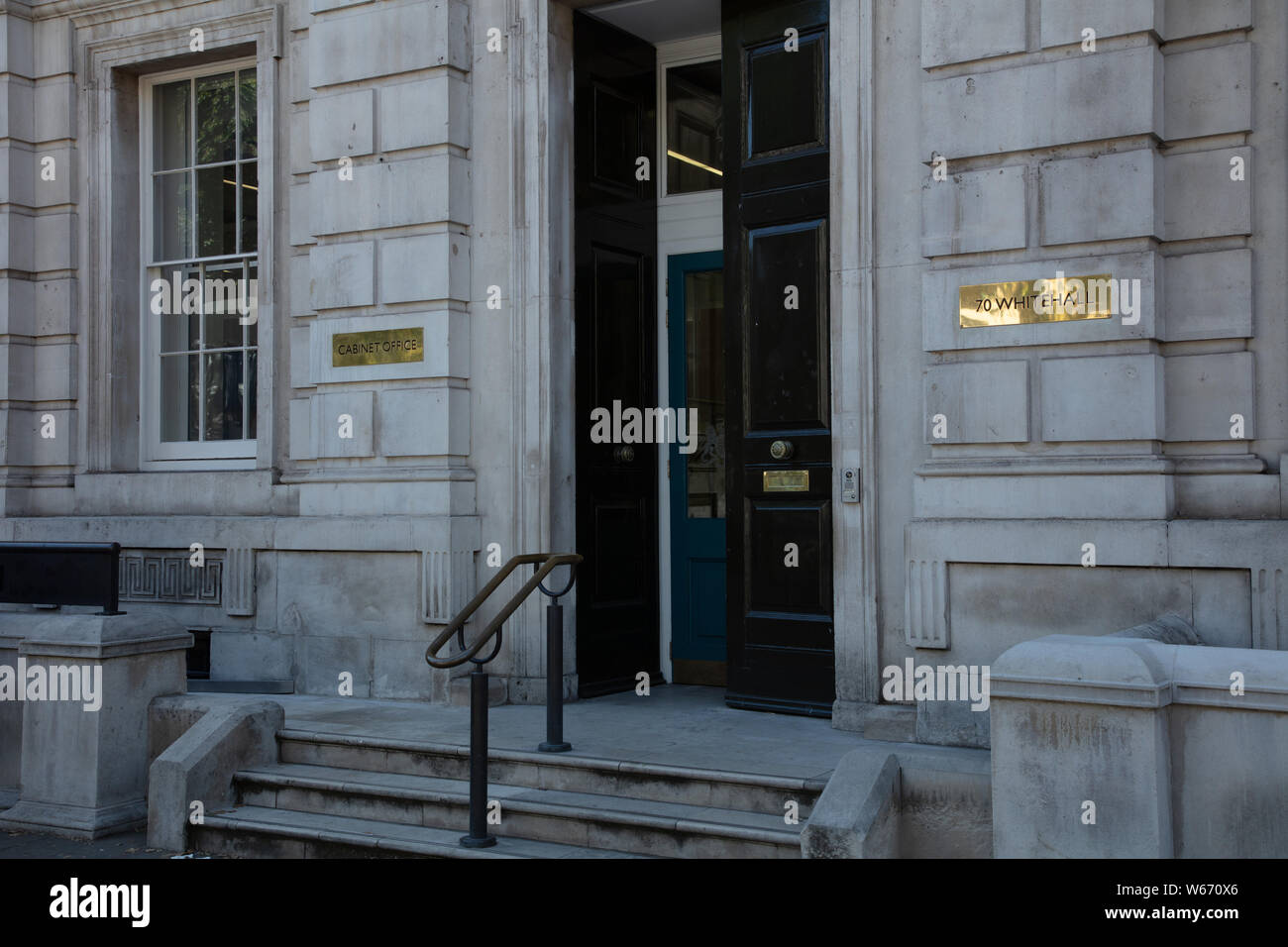 Eingang Regierung Gebäude und Cabinet Office in Whitehall, London, UK. Stockfoto