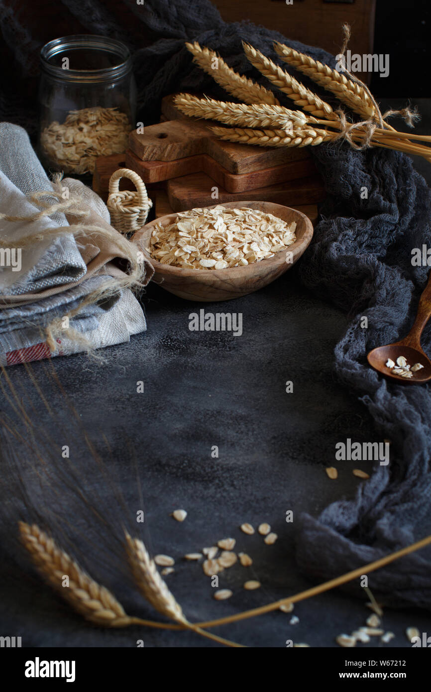 Haferflocken in eine Schüssel auf einem dunklen Hintergrund Stockfoto