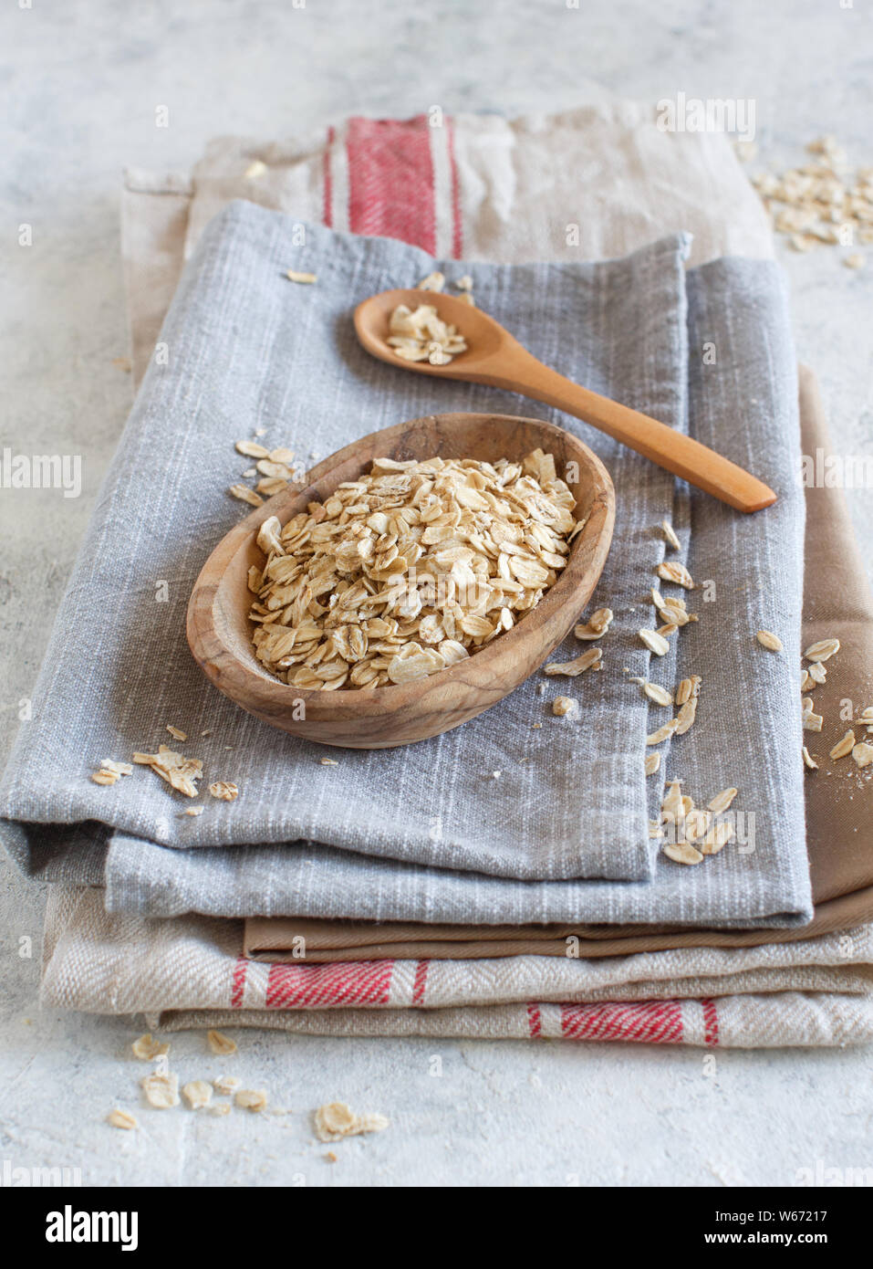 Haferflocken in eine Schüssel auf Servietten Hintergrund Stockfoto