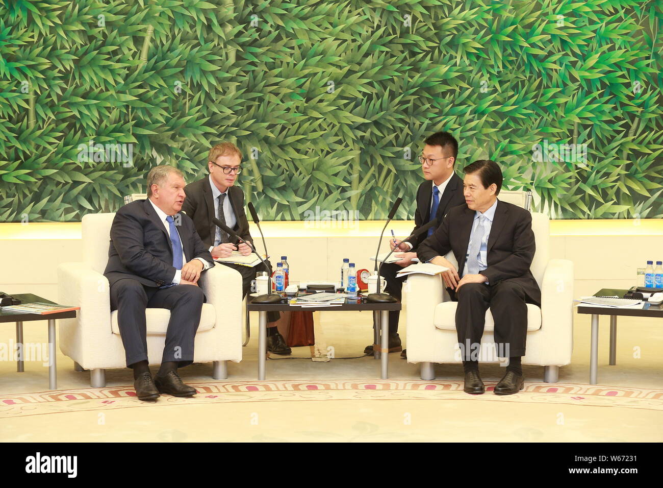Igor Iwanowitsch Setschin, der Chief Executive Officer von Rosneft, Links, und der chinesische Handelsminister Zhong Shan eine Tagung in Peking, China, 6. Teil Stockfoto