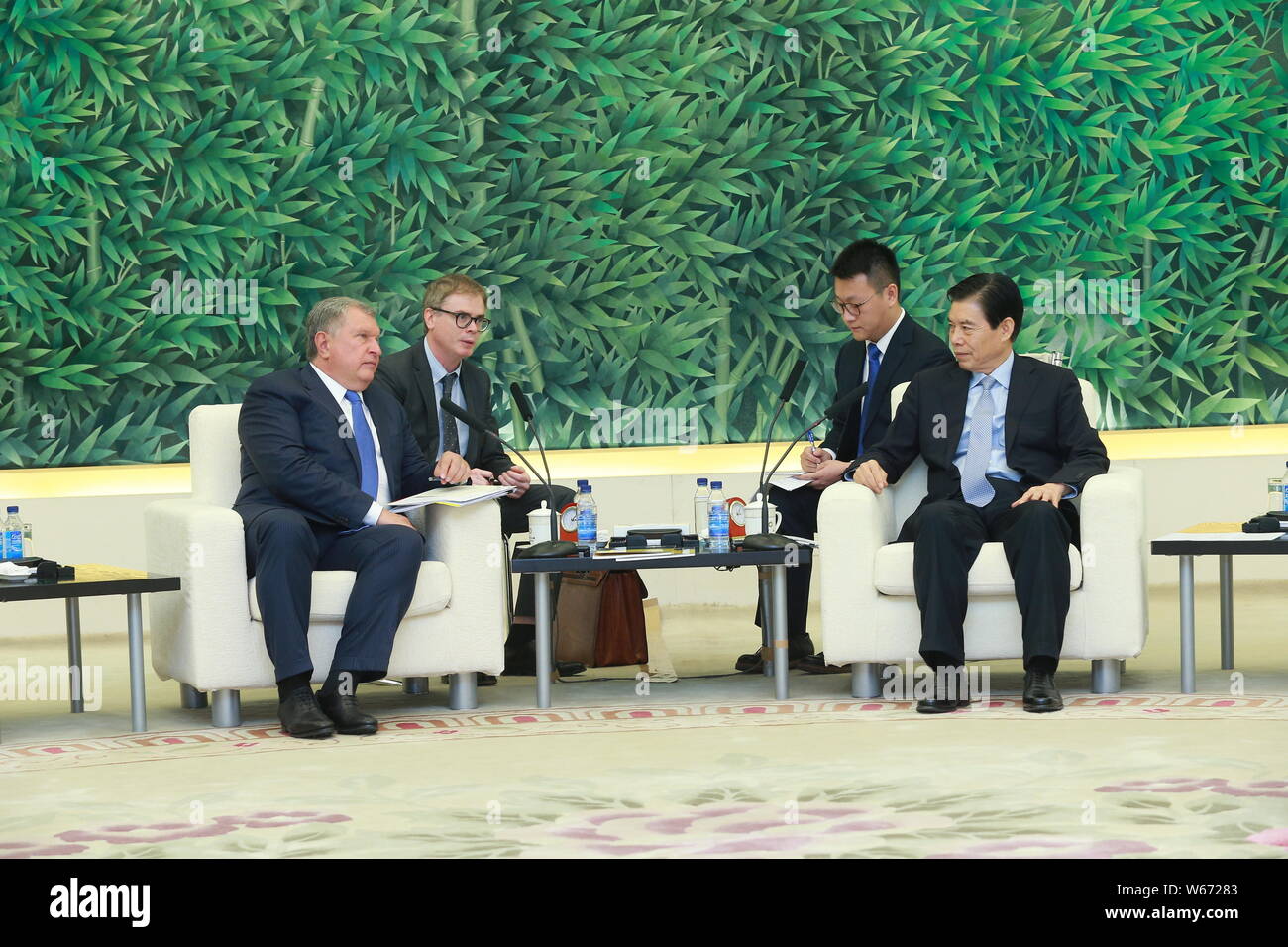 Igor Iwanowitsch Setschin, der Chief Executive Officer von Rosneft, Links, und der chinesische Handelsminister Zhong Shan eine Tagung in Peking, China, 6. Teil Stockfoto