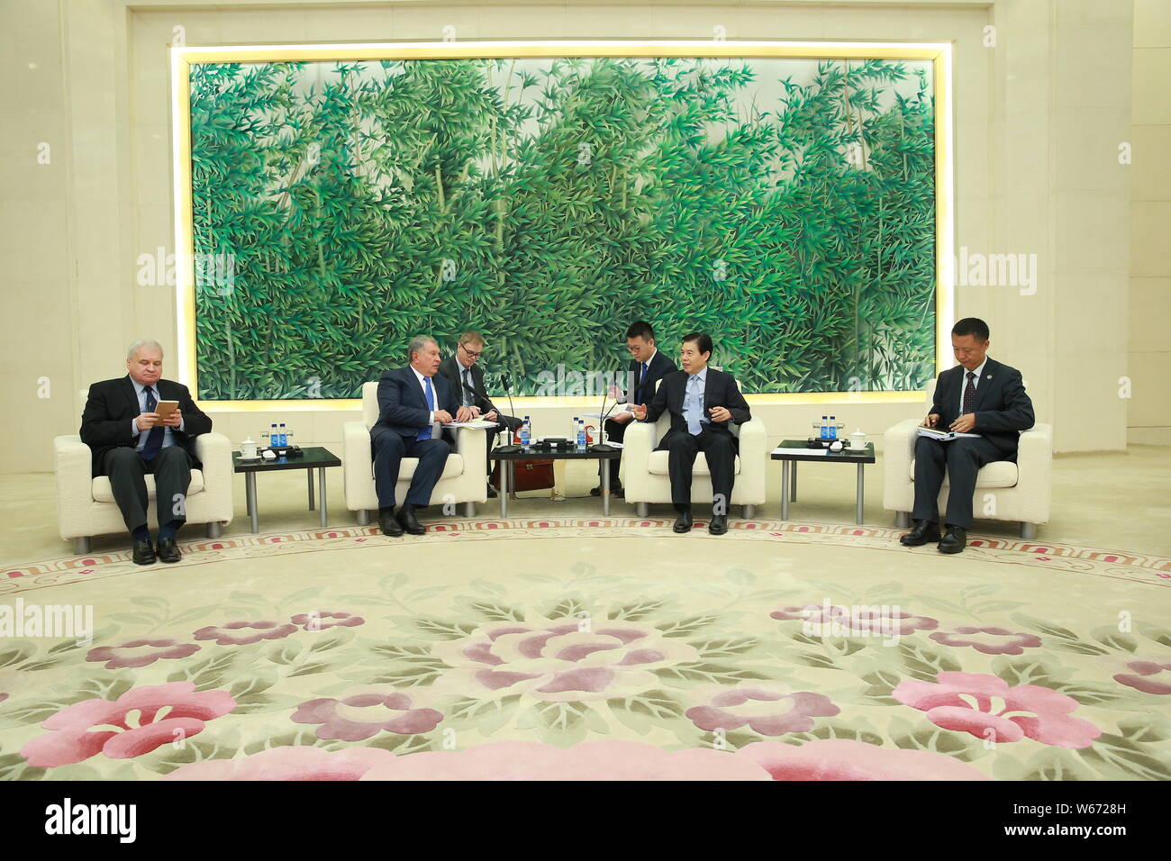 Igor Iwanowitsch Setschin, der Chief Executive Officer von Rosneft, Links, und der chinesische Handelsminister Zhong Shan eine Tagung in Peking, China, 6. Teil Stockfoto