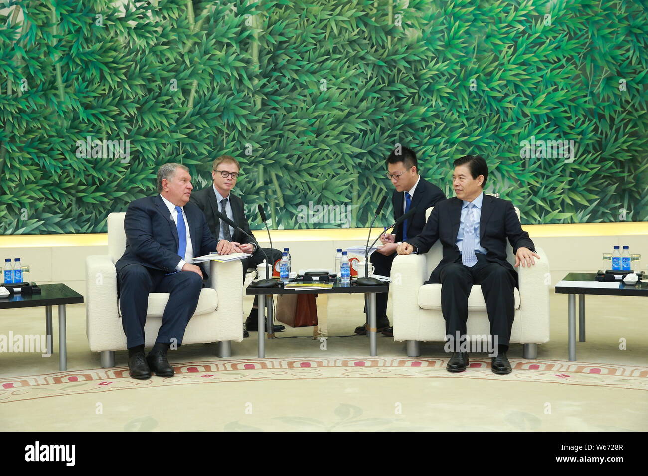 Igor Iwanowitsch Setschin, der Chief Executive Officer von Rosneft, Links, und der chinesische Handelsminister Zhong Shan eine Tagung in Peking, China, 6. Teil Stockfoto