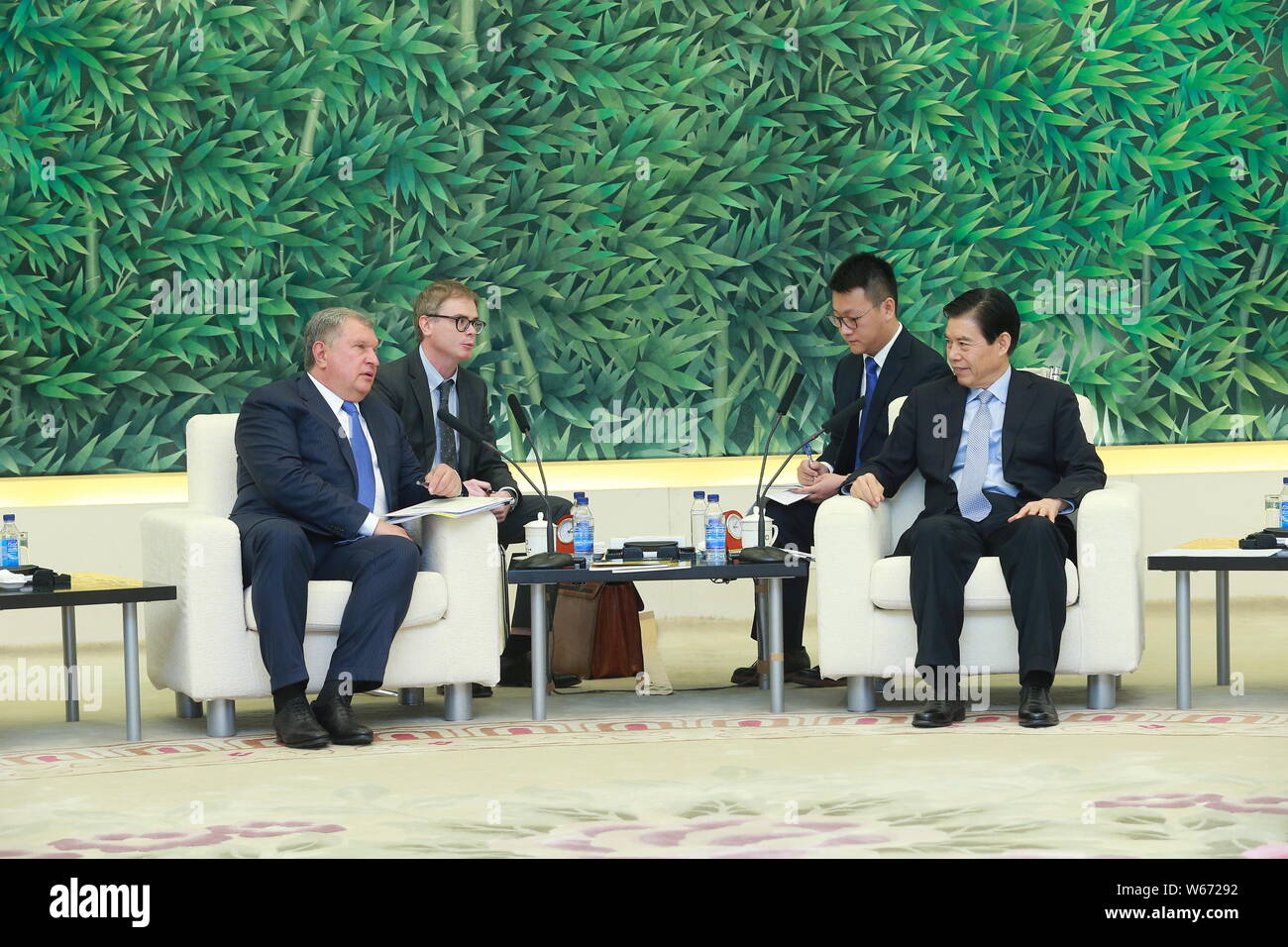 Igor Iwanowitsch Setschin, der Chief Executive Officer von Rosneft, Links, und der chinesische Handelsminister Zhong Shan eine Tagung in Peking, China, 6. Teil Stockfoto