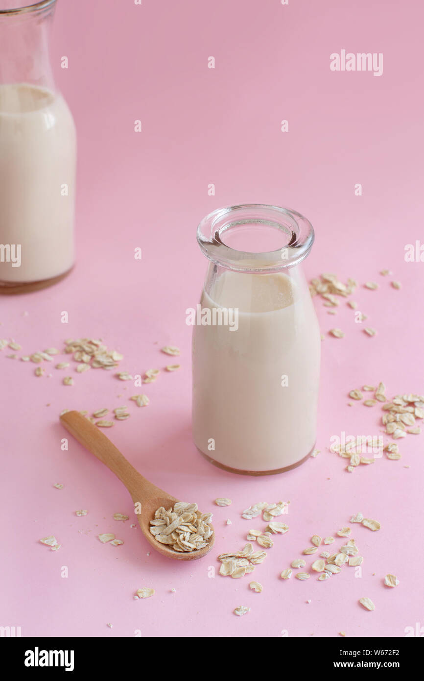 Vegan Hafermilch, Molkerei alternative Milch auf einem rosa Hintergrund Stockfoto