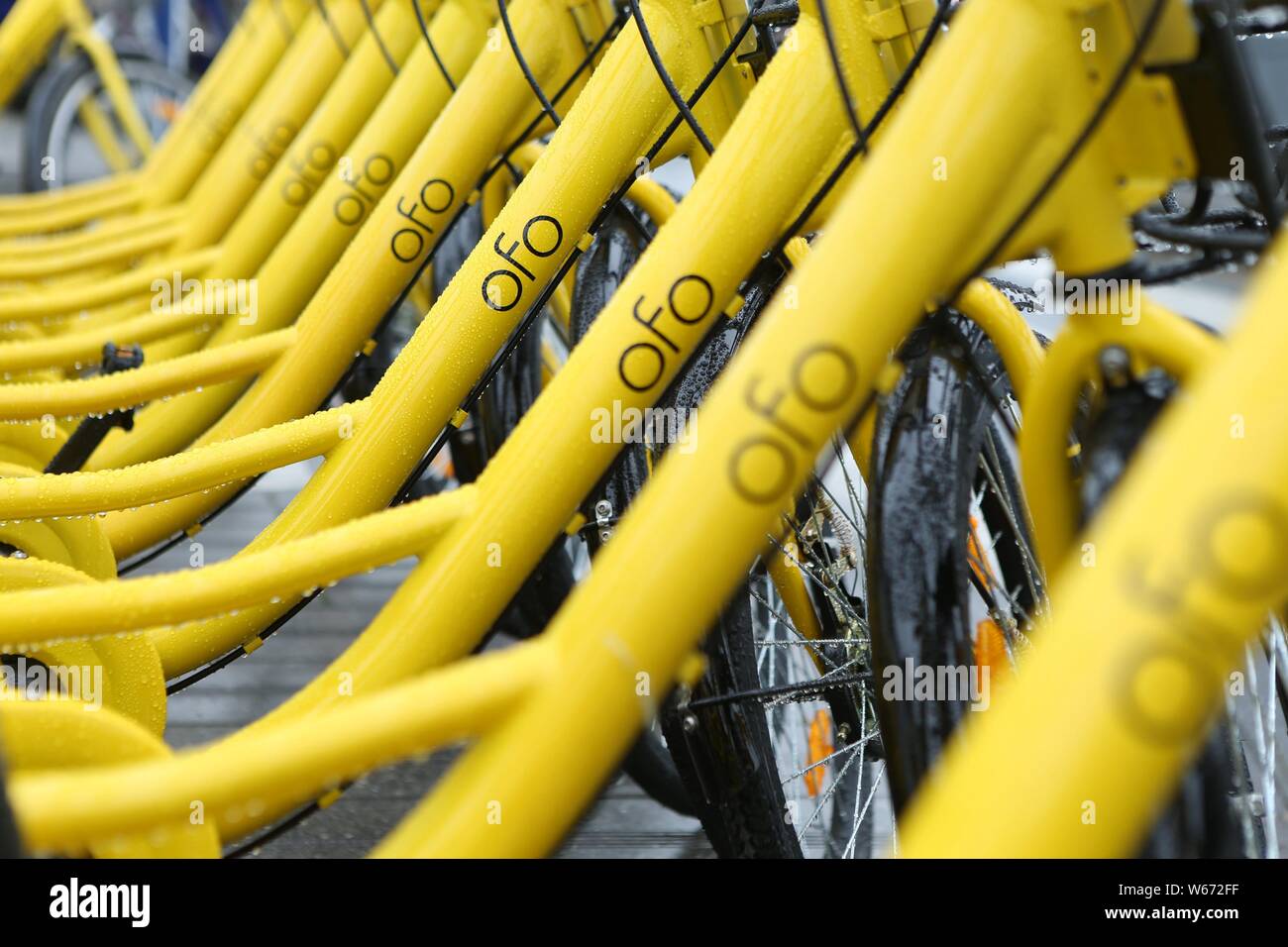 ------ Fahrräder der Chinesischen bike-sharing Diensten gehalten sind, auf einer Straße in Shanghai, China, 10. April 2017 gesäumt. Ofo, Chinesisch Station - kostenloser Fahrradverleih sh Stockfoto