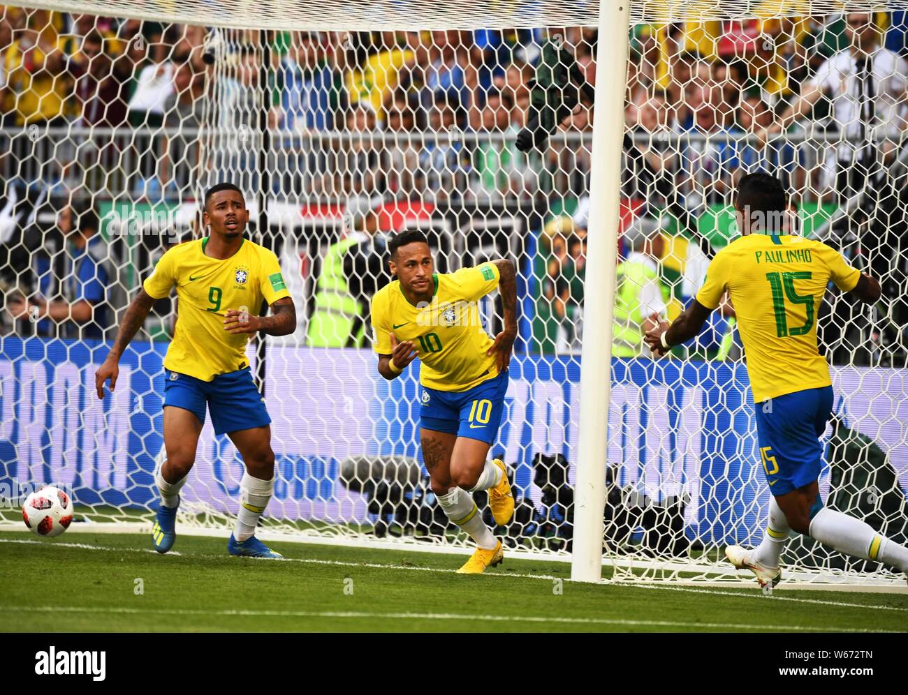 Neymar von Brasilien, Mitte, feiert mit seinen Mannschaftskameraden, nachdem er ein Ziel gegen Mexiko in die Runde der 16 Gleichen während der FIFA WM 2018 Stockfoto