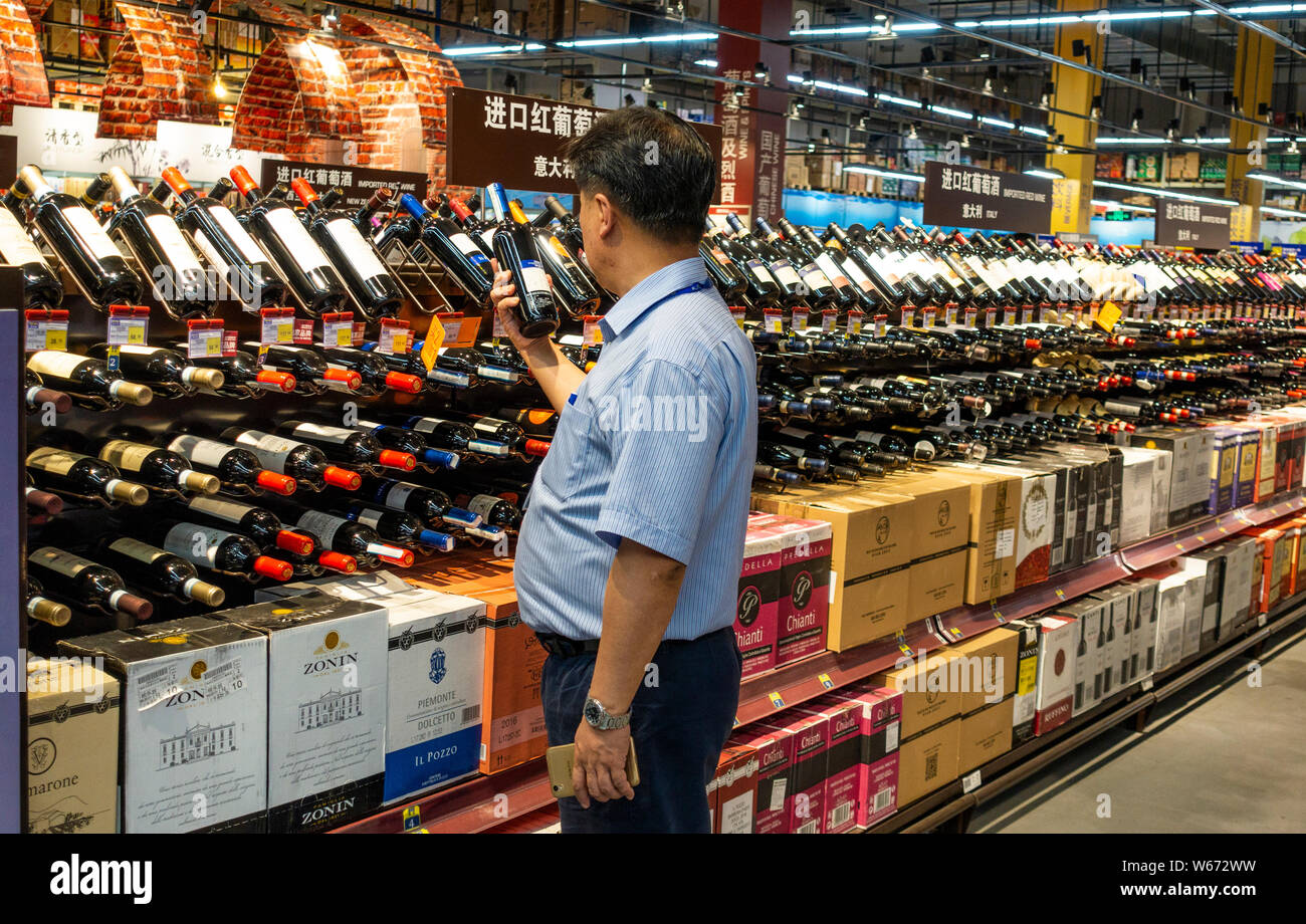 ---- Ein Kunde Geschäfte für importierte Rotwein an der U-Supermarkt in Shanghai, China, 12. Juni 2018. China am Sonntag (1. Juli 2018) Hug eingeführt Stockfoto