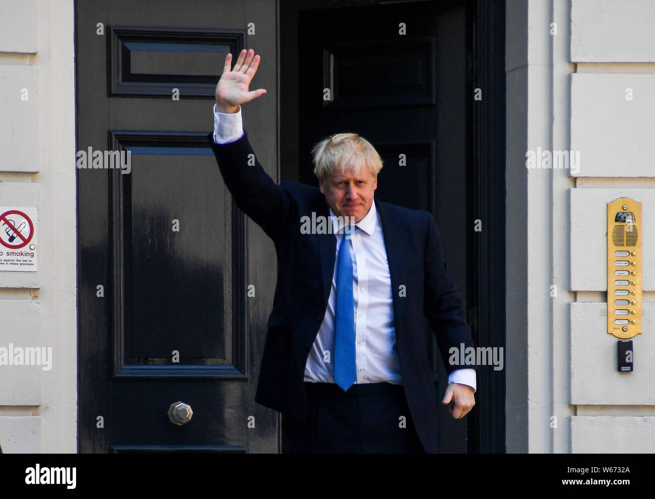 (190731) - Peking, 31. Juli 2019 (Xinhua) - neu gewählte konservative Parteichef Boris Johnson stellt außerhalb der konservativen Führung Hauptsitz in London, Großbritannien am 23. Juli 2019. (Foto von Alberto Pezzali/Xinhua) Stockfoto