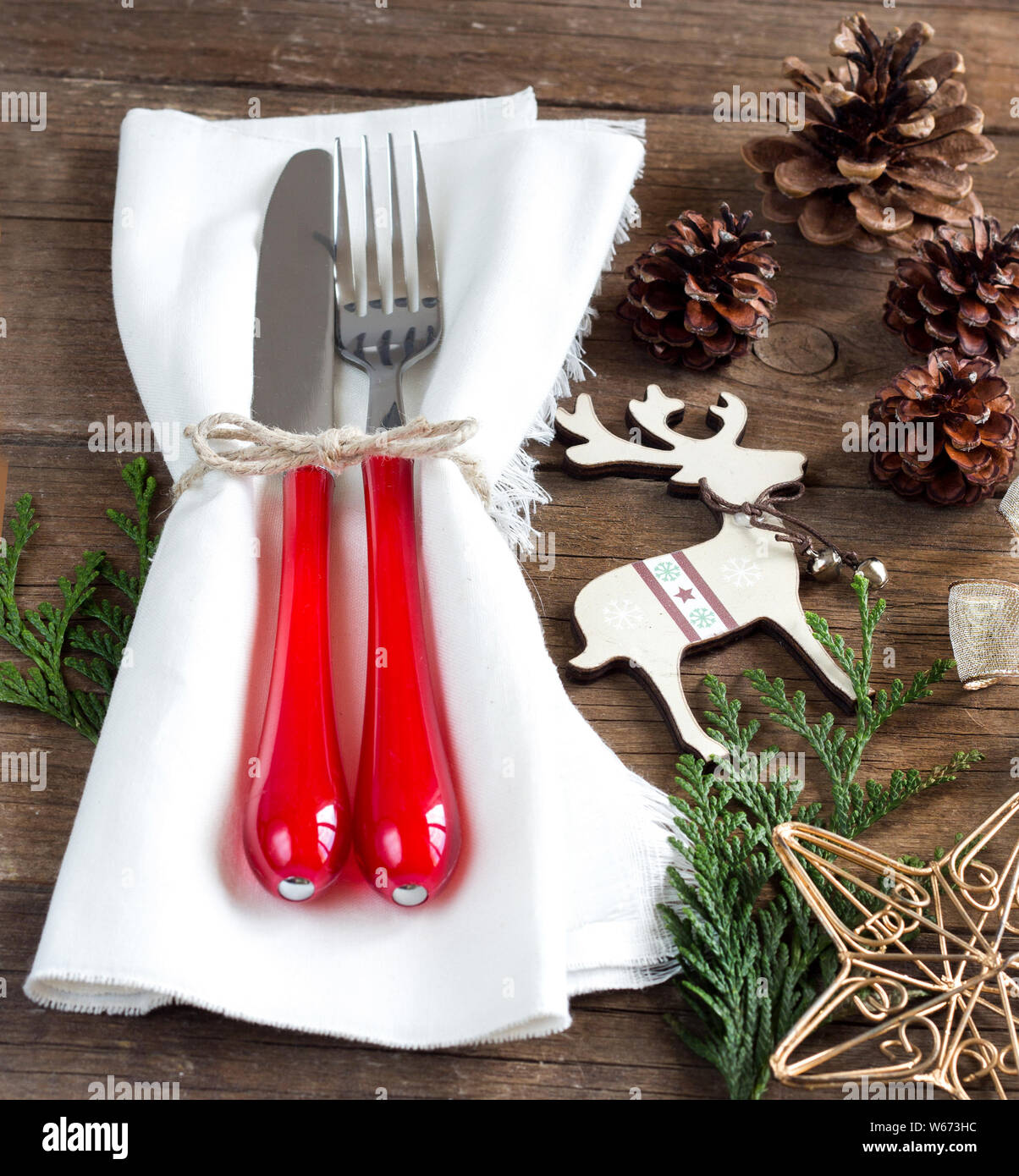 Festliche Tischdekoration mit Weihnachtsschmuck Stockfoto