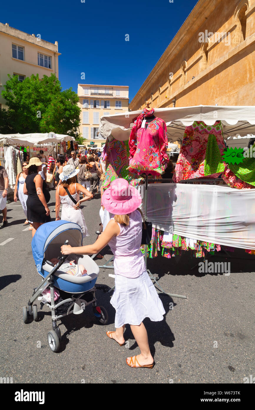 Ein typischer französischer Markt in der Provence im Sommer mit einer Frau Einkaufen während Ihres Urlaub - Sommer Reisen Bild Stockfoto